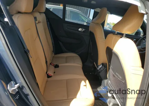 2022 Volvo Xc40 T4 Inscription z USA, uszkodzony, nr VIN YV4AC2HL9N2689003